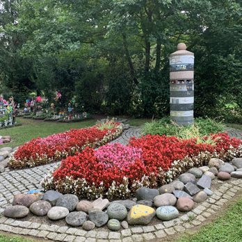 Schmetterlingsfeld - Blumen, umrandet mit den Steinen. Flowers, surrounded with the stones. - Funeral Services & Cemeteries Near Me - Dusseldorf, NW
