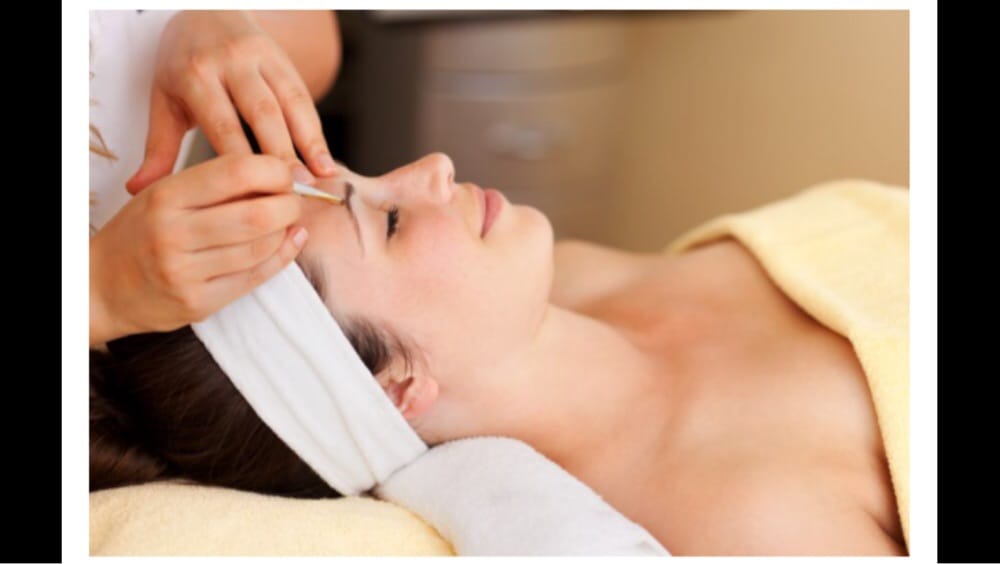 Royal Nails & Spa Logo