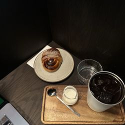 La Cabra Roastery - Cold brew and cardamom bun