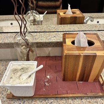 Cedarbrook Lodge - Sea Salt Scrub in restroom - Hotels Near Me - SeaTac, Washington