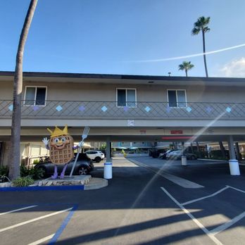 Kings Inn San Diego - Parking lot - San Diego, CA