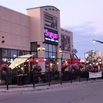 Symposium Cafe Restaurant - side patio - Breakfast & Brunch Near Me - Woodbridge, Ontario