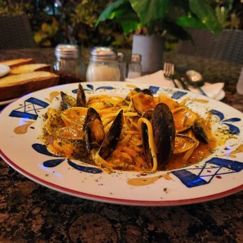 Venice Cucina - Linguine with mussels, clams, shrimp - Italian Near Me - Venice, California Venice Cucina - Linguine with mussels, clams, shrimp - Italian Near Me - Venice, California