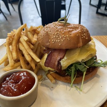 Isla & Co - Williamsburg - Brekkie Roll - Cafes Near Me - Brooklyn, New York