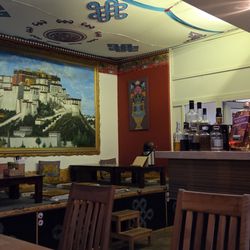 Lhamo Bistro - Thekenraum mit "Bühne" für Einheimische