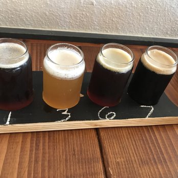 Steam Donkey Brewing Comapny - Flight: irish red, ipa, spiced ale (xmas beer), stout - Breweries Near Me - Aberdeen, Washington