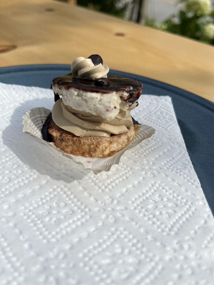 CAFE EARLE Updated July 2024 1 Chem. de la Vall. de, Wakefield