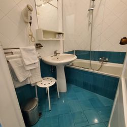 Hotel Herculaneum - Herculaneum Hotel bathroom with shower, bathtub, toilet, sink and bidet.
