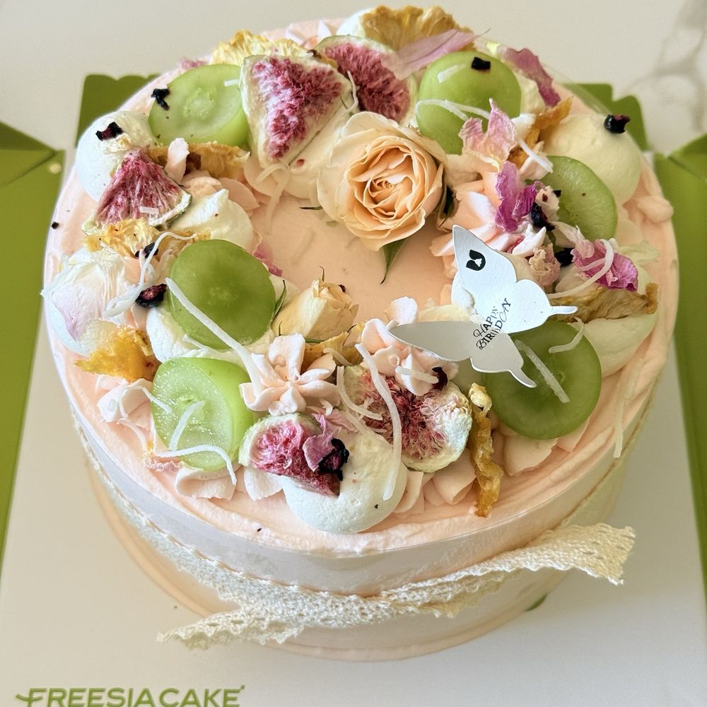Freesia Cake - Flowers are not edible and they tell you to remove before eating - Custom Cakes Near Me - Alhambra, California Freesia Cake - Flowers are not edible and they tell you to remove before eating - Custom Cakes Near Me - Alhambra, California