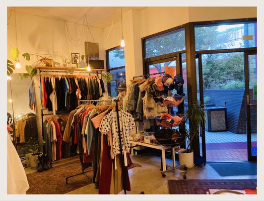 East West Shop by null