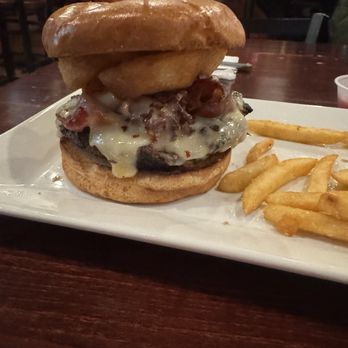 Manhattan Exchange - Blooming onion burger - American Near Me - Schenectady, New York