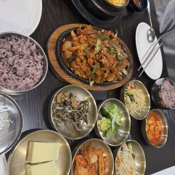 General Hwang Korean Restaurant 황장군 - Pork Bulgogi & Tofu Soup - Noodles Near Me - Gardena, California General Hwang Korean Restaurant 황장군 - Pork Bulgogi & Tofu Soup - Noodles Near Me - Gardena, California