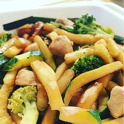 Tokyo Express - Hibachi chicken lunch special with no rice, no carrots and extra veggies.