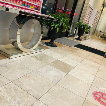 Modo Nail Bar - Front foyer... enough space for a small loan department to sit before you sign in - Skin Care Near Me - Laurel, Maryland