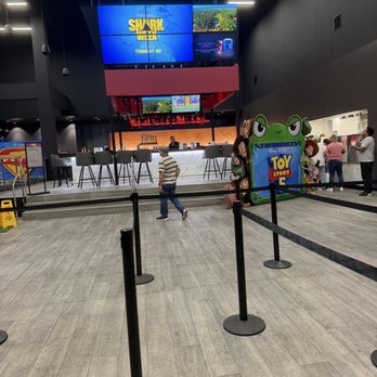 CMX Cinemas Dolphin 19 - Bar - Cinema Near Me - Miami, Florida