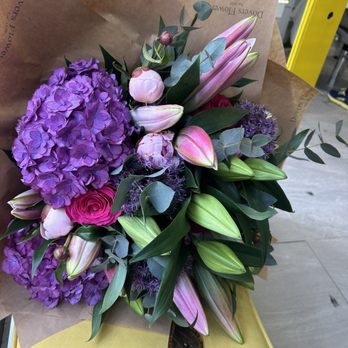 Dovers Flowers - Still... trying to get the full bouquet.  This would have been a $400 bouquet in LA.  Just blown away. - Florists Near Me - London, XGL