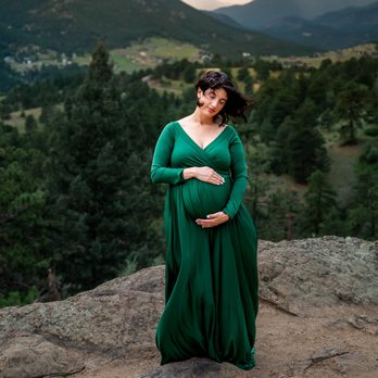 Eva Elizabeth Photography - maternity photo in a mountain sunset - Session Photography Near Me Eva Elizabeth Photography - maternity photo in a mountain sunset - Session Photography Near Me