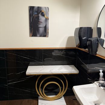 Olive Leaves Mediterranean Cuisine - Nice woman's restroom - Mediterranean Near Me - Highland, Indiana