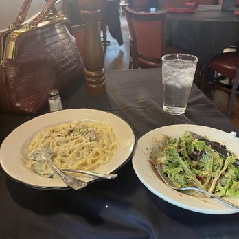 Nonna Rosa's - Chicken Fettuccine Alfredo and House Side House Salad - Italian Near Me - Robbinsdale, Minnesota Nonna Rosa's - Chicken Fettuccine Alfredo and House Side House Salad - Italian Near Me - Robbinsdale, Minnesota