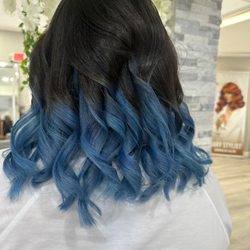 Kary Stylist Dominican Salon - Black and blue cute curled bottom hairs