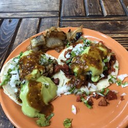 El Tacazo - Tacos de tripas y carnitas