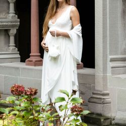 Las Perlitas - Umstandsbrautkleid mit Spitzendekolleté und Stola - Empire-Schnitt, den wir bis kurz vor der Hochzeit anpassen.