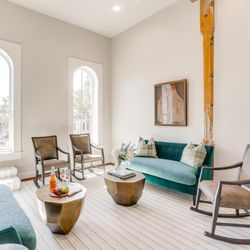 The Nutt House Hotel - Common guest sitting area.