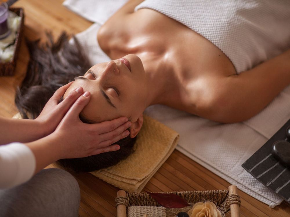 Well Spa & Lazy afternoon  Logo