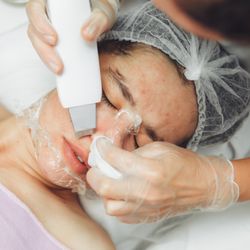 Skin Fanatics - Using ultrasonic technology to clean deep down in the pores, removing oil and debris.