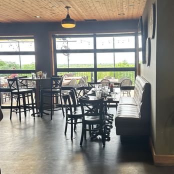 The Rackhouse - At least 6 tables sitting dirt like this over 20 minutes meanwhile staff standing around chatting d chatting and scrolling phones - American Near Me - The Colony, Texas
