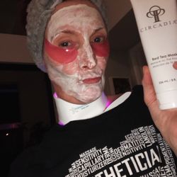 Skin Chic - Hey, I'm your Esthetician... I practice what I preach!