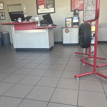 Discount Tire - Waiting area 2 - Tires Near Me - Arlington, Texas