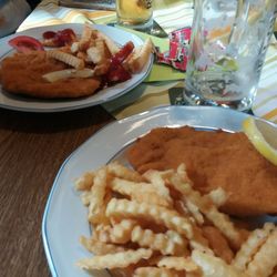 Gasthaus Pension Schoberth - Das ist ein Schnitzel auf 2 Teller verteilt ; frisch paniert (hört man aus der Küche) für nur 7.50 und ein Salat ist auch dabei.