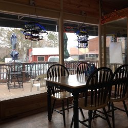 Shafer Saloon Bar & Grill - Nice wooden interior with a great view on the town main road!