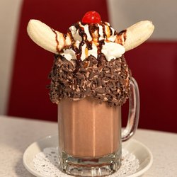 Jukebox Burgers - Banane, chocolat, crème fouettée et pur plaisir dans chaque gorgée.

Banana, chocolate, whipped cream & pure indulgence in every sip.