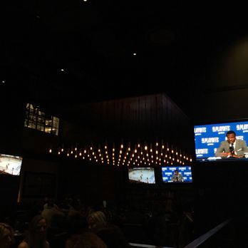 Earls Kitchen + Bar - Canadian (New) Near Me - Vancouver, British Columbia