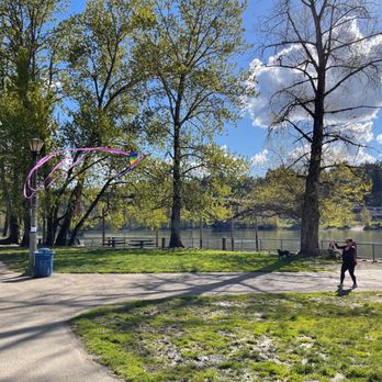Sellwood Riverfront Park - Flying a kite - Parks Near Me - Portland, Oregon