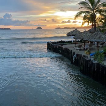 Pacifica Grand - Walk down bus pick up drop off area, right next to the stairs is the beach - Resorts Near Me - Zihuatanejo de Azueta, GRO