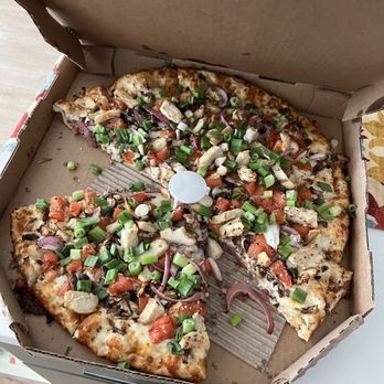 Round Table Pizza - Medium Chicken & Garlic Gourmet Pizza - Pizza Near Me - La Mesa, California Round Table Pizza - Medium Chicken & Garlic Gourmet Pizza - Pizza Near Me - La Mesa, California