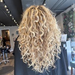 INVU Salon - Invu diffuse technique enhances your natural texture while keeping your curls bouncy, healthy, and full of life.