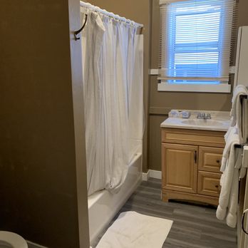 Hermosa Hotel - Bathroom in room 133D. - Hotels Near Me - Avalon, California Hermosa Hotel - Bathroom in room 133D. - Hotels Near Me - Avalon, California