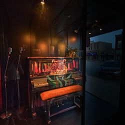 Riffs Pub & Patio - The artwork at Riffs makes for a comfy atmosphere!