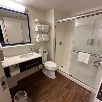 Hampton Inn Appleton-Fox River Mall Area - Bathroom - Hotels Near Me - Appleton, Wisconsin