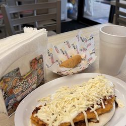 Cachapa con Queso de Mano, Nata y Queso Rallado, con carne mechada