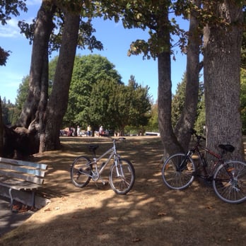 Simon's Bike Shop - Bike riding around Stanley Park - Bikes Near Me - Vancouver, British Columbia