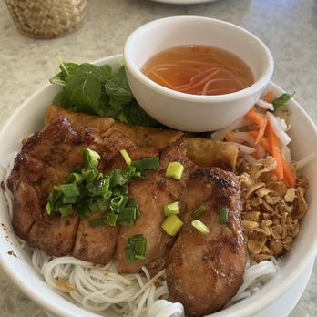 Pho Vietnam - 37. Vermicelli with Spring Rolls and Chicken - Vietnamese Near Me - Honolulu, Hawaii