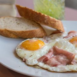 Cafe Perfect Day - Snídaně dle denní nabídky - vejce se slaninou, šunkou nebo sýrem