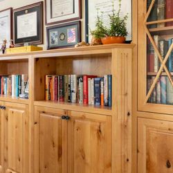 Three Daughters Inn - Grab a book from the guest library on the second floor