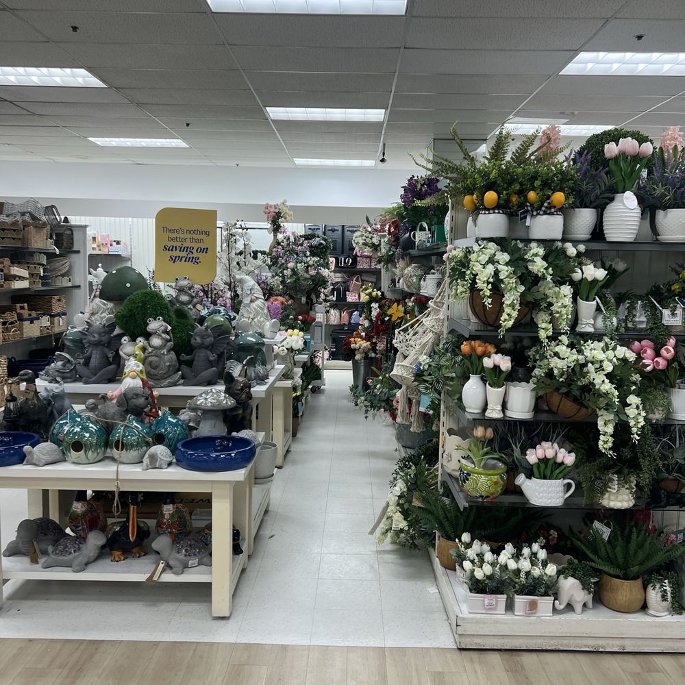 Marshalls - Department Stores Near Me - Studio City, California