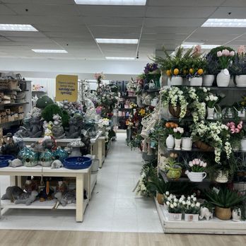Marshalls - Department Stores Near Me - Studio City, California